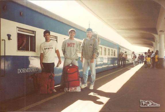 Com o Haroldo e o Marcelo, embarcando no vagão-dormitório do antigo trem que fazia a linha entre Bauru, interior de São Paulo, e Corumbá, no Mato Grosso do Sul, fronteira com Bolívia (viagem de Julho de 1990)